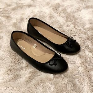Girls black flats by Cat & Jack.